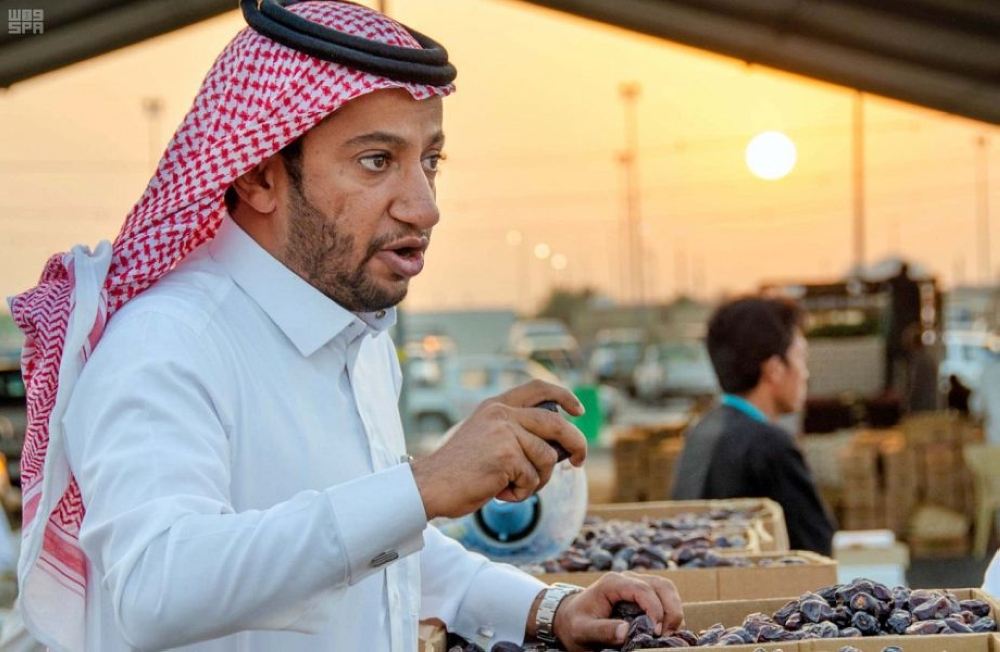 


The head of the dates sector in Madinah, Muhammad Al-Luhaibi, has asked residents and visitors of the holy city to support the young businessmen.