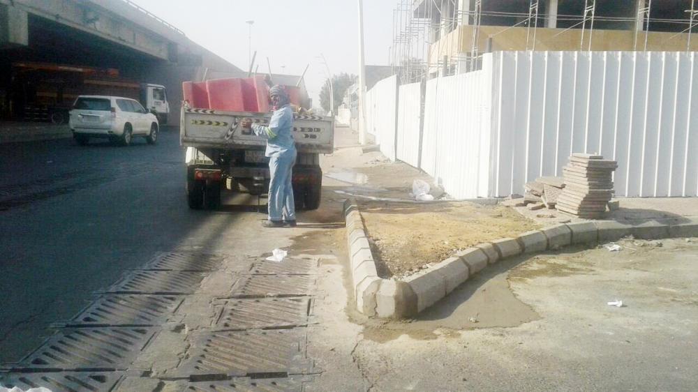 Makkah residents can inform about construction waste on streets by reporting through the mayoralty’s app or calling the number 940. — File photo