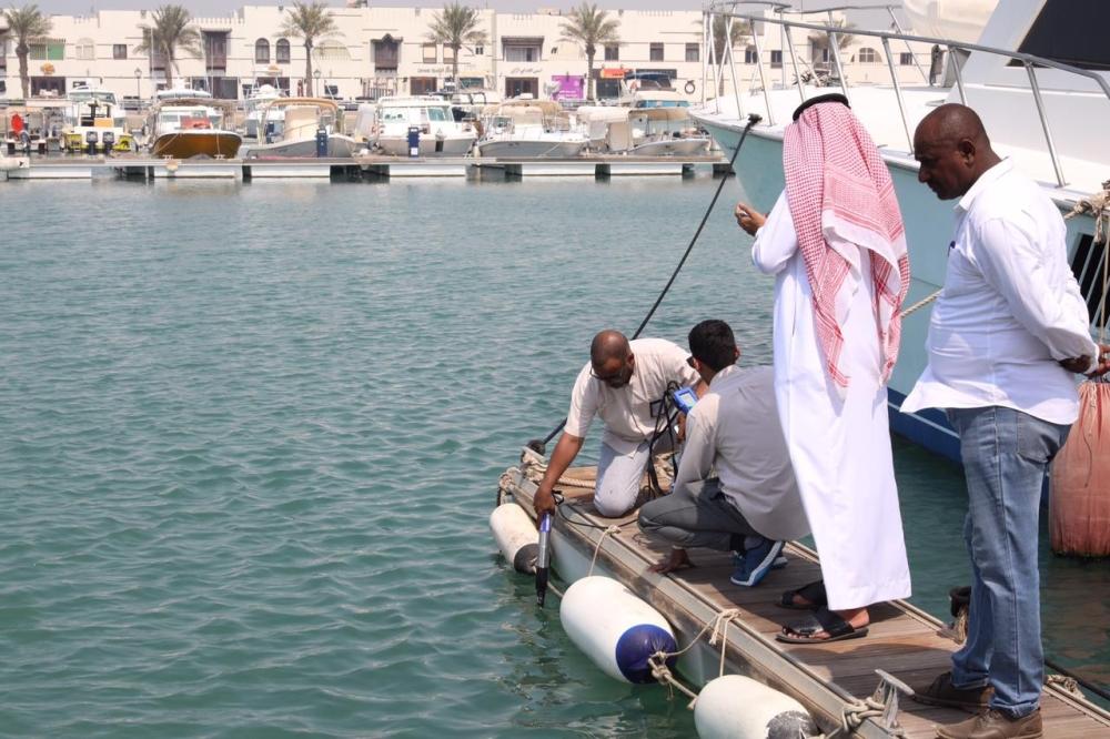 Inspectors of the General Authority for Meteorology and Environment Protection check pollution level in seawater along the Corniche in Jeddah. — SPA