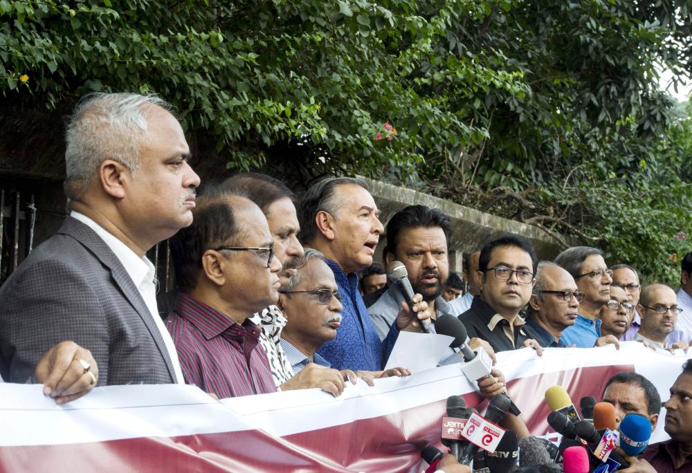 


Members of the Newspaper Editors’ Council of Bangladesh form a human chain in front of National Press Club in Dhaka, demanding an amendment to the newly enacted digital law on Monday. — AFP