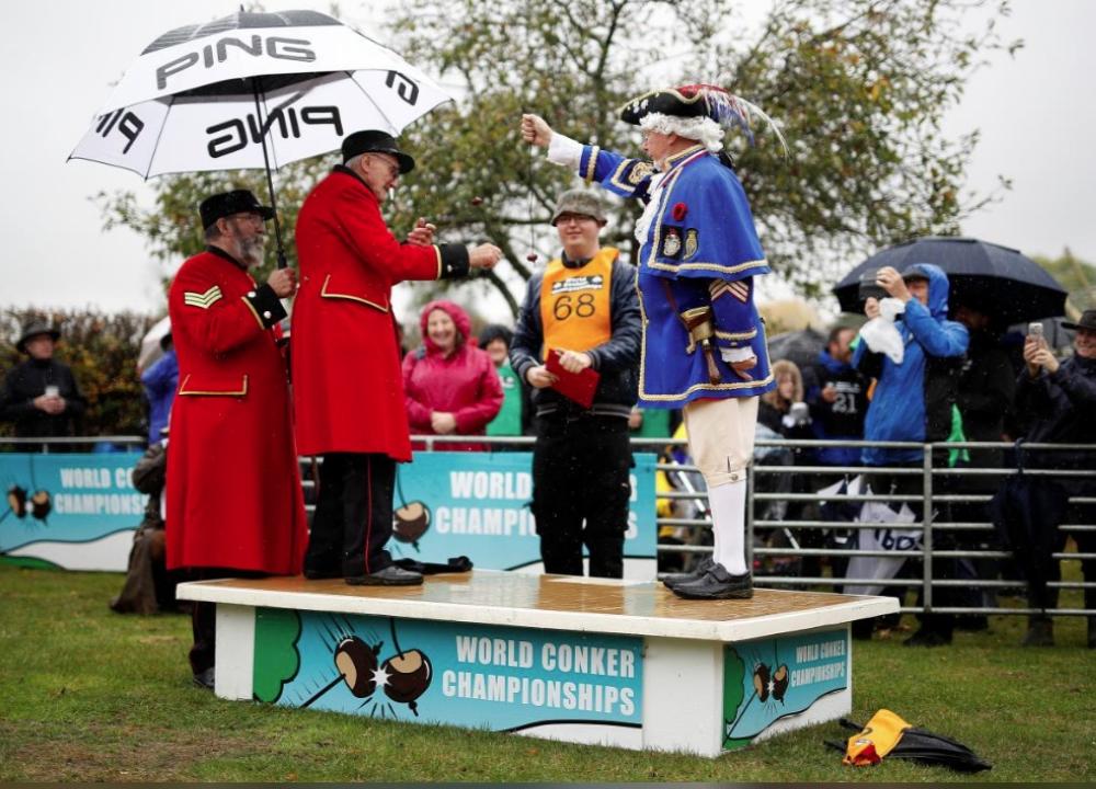 


Chelsea Pensioner, and 2017 champion John Riley (left) plays his first round match. — Reuters