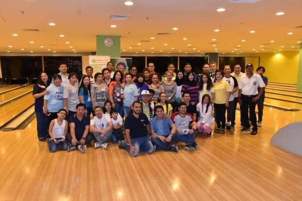


Participants and sponsors pose for a souvenir photo.