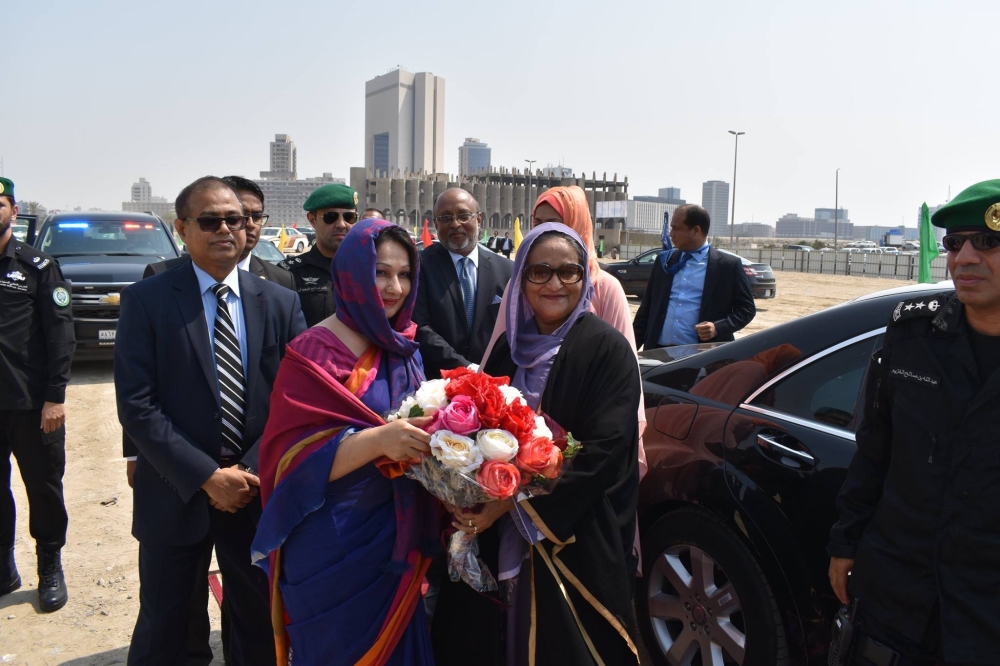 


Community members greet the Bangladesh prime minister at the site for their new consulate on Thursday.