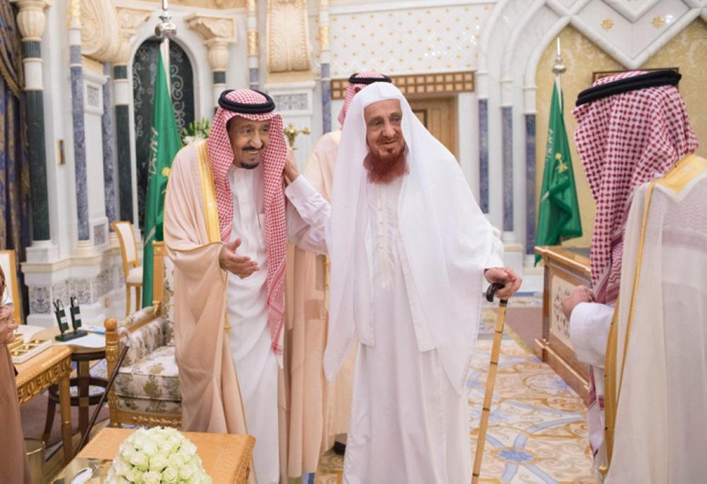 Custodian of the Two Holy Mosques King Salman receives former ministers, writers and intellectuals at Al-Yamamah Palace in Riyadh on Thursday. –SPA
