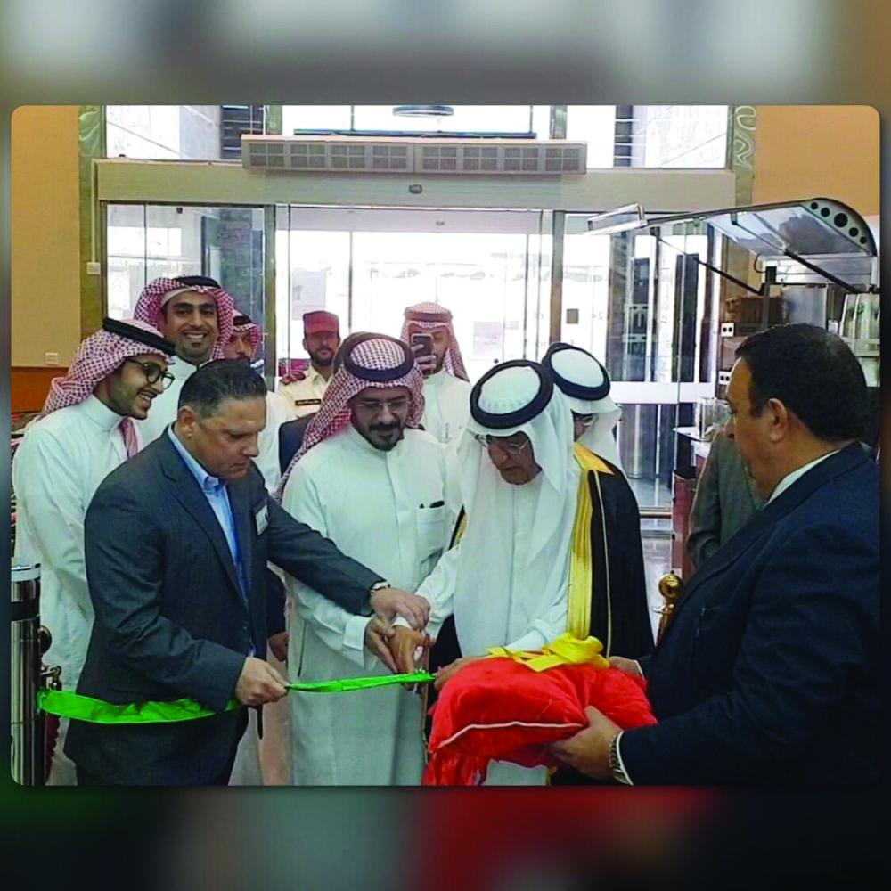 



Mohsen Husain, CEO of Tamimi Markets Company, cuts the ceremonial ribbon during the opening