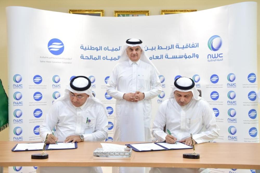 


SWCC Governor Ali Al-Hazmi and NWC CEO Mohammed Al-Mowkley sign the agreement in the presence of Minister of Environment, Water and Agriculture Abdulrahman Abdulmohsen Al-Fadli.