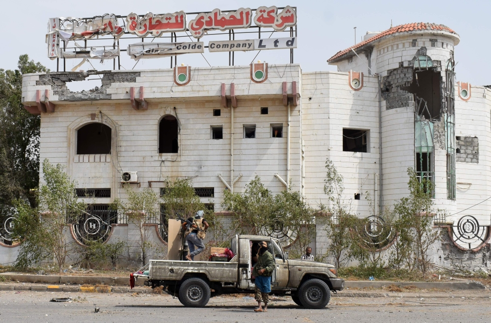 Yemeni pro-government forces advance toward the port area from the eastern outskirts of Hodeida, as they battle for the control of the city controlled by Houthi rebels, on Wednesday. — AFP
