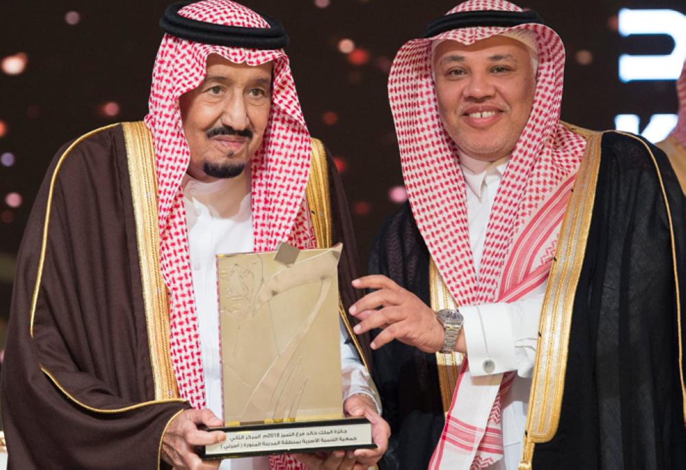King Salman distributes King Khalid Awards