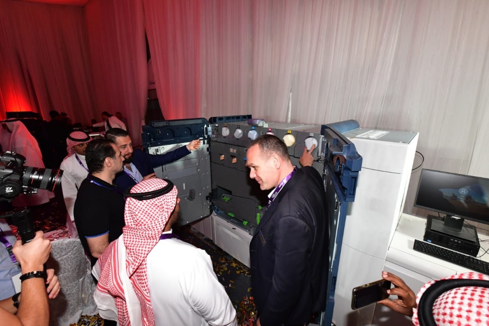 


Xerox Iridesse Production Press is the only digital press that can print metallic gold or silver dry ink, CMYK and clear dry ink in a single pass