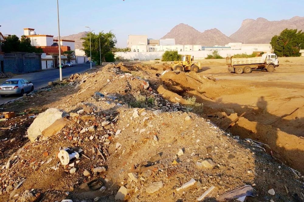 


Under a new initiative by the Makkah governorate, contractors will be obliged to quickly remove construction debris from work sites.