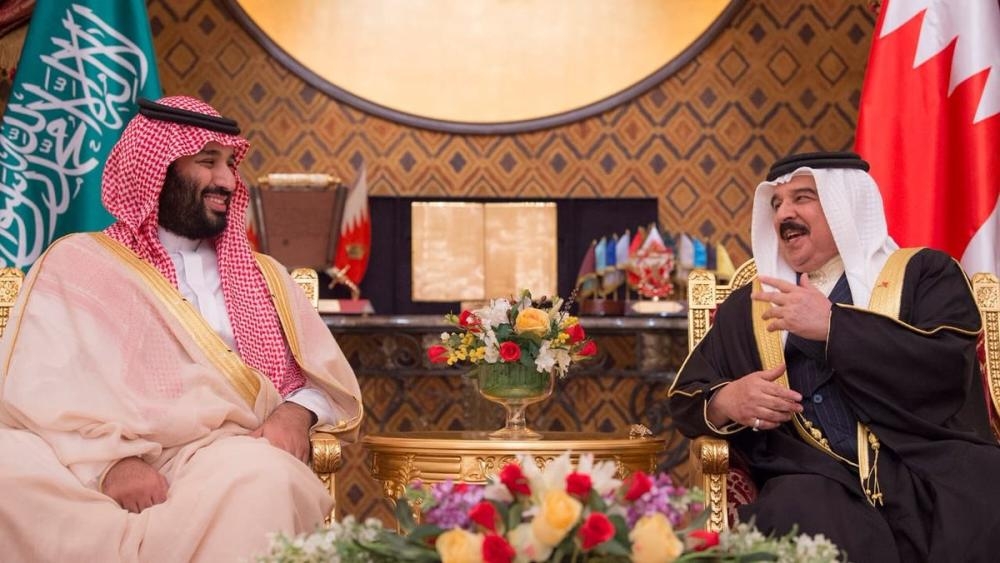 Crown Prince holds talks with King Hamad in Bahrain