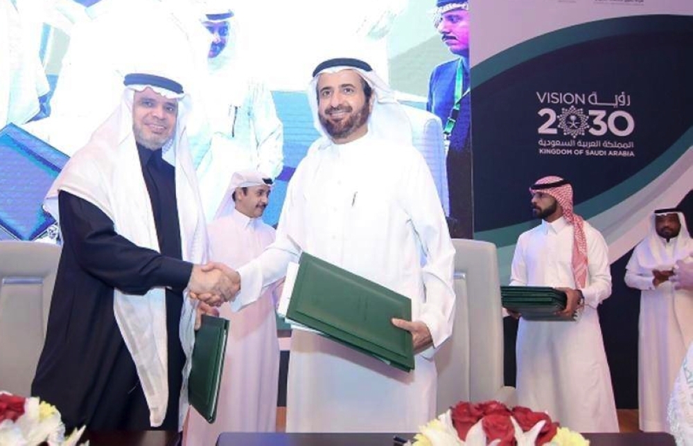 


Health Minister Tawfiq Al-Rabiah shakes hands with Education Minister Ahmed Al-Issa after they jointly launched the electronic linking of the two ministries for the benefit of students.