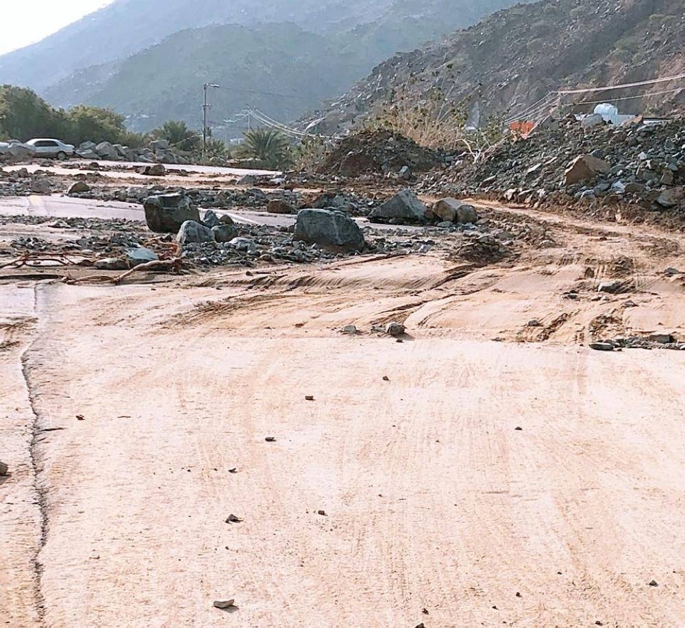 


Flash floods transport mud and rock to the roads, leading to their closure.