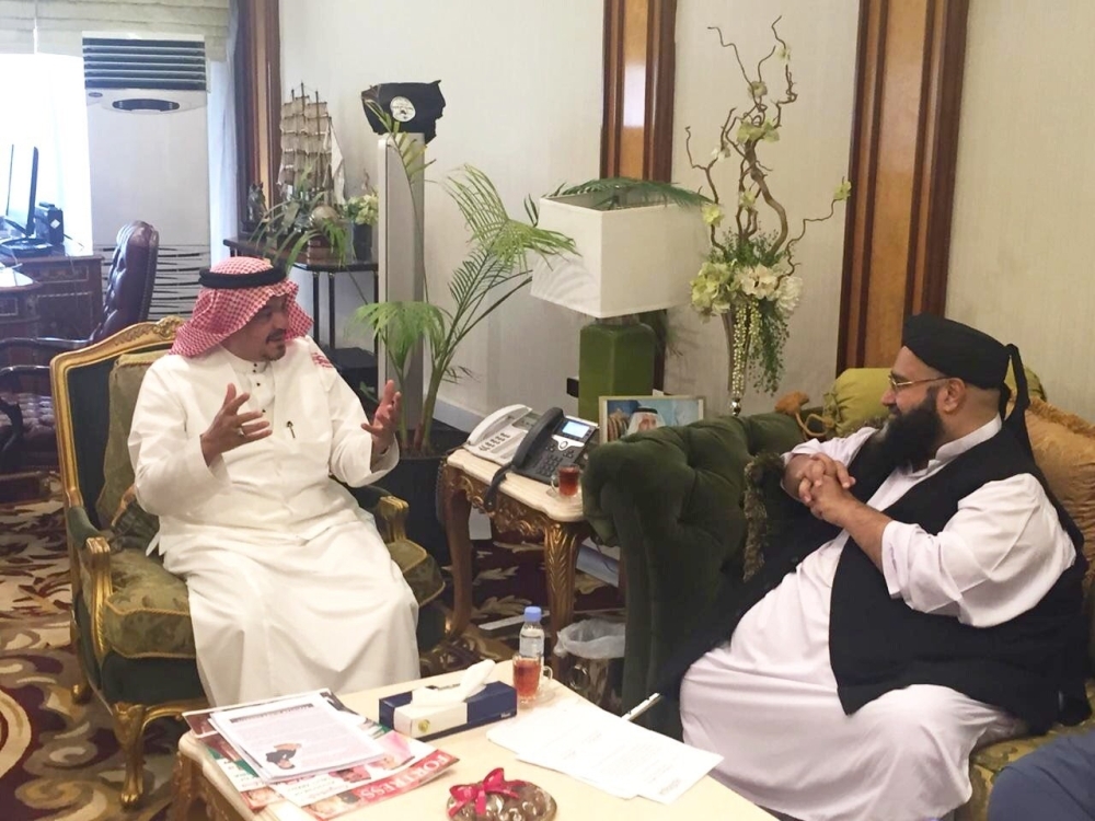


Pakistan Ulema Council Chairman Hafiz Mohammed Tahir Mahmoud Ashrafi discussing issues of Pakistani Umrah pilgrims with Minister of Haj and Umrah Mohammad Saleh Benten in Jeddah recently.