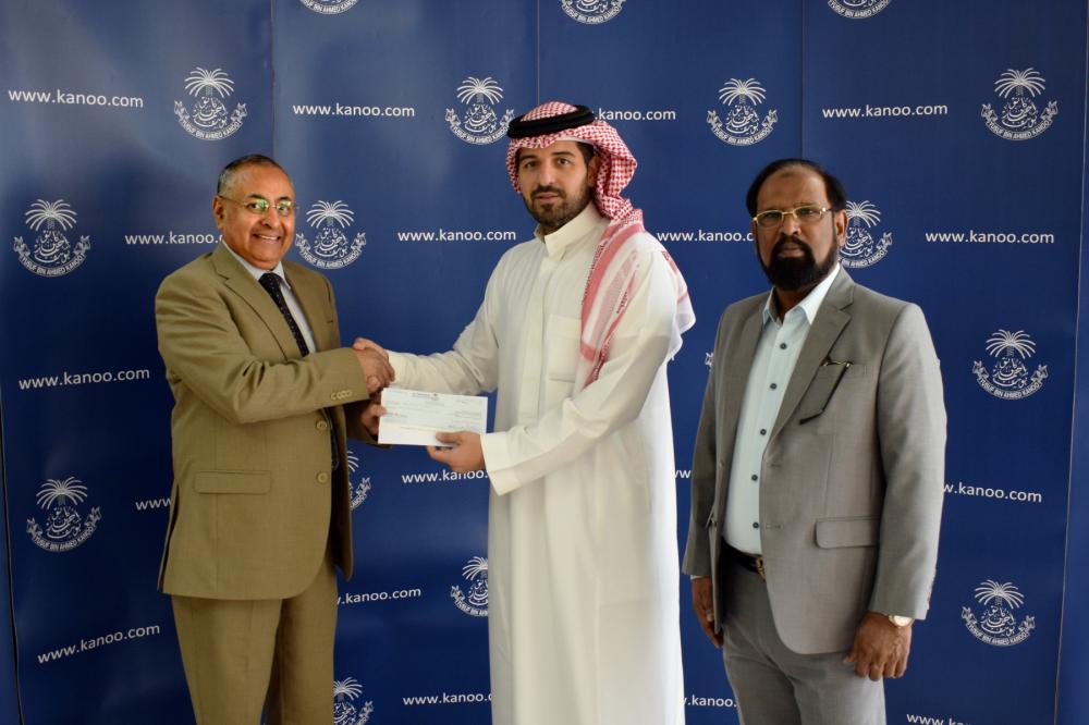 Ahmed Fawzi Kanoo handing over sponsorship check to JCA Vice President Hamid Afandi.