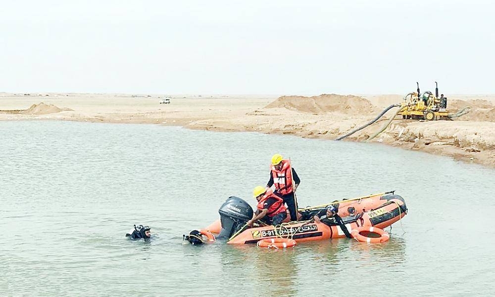 


Civil Defense rescue teams dry up the lake during the search operation.