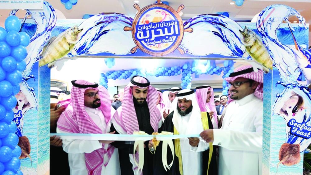 



Ali Muhammed Al Shaikhie, Director General of the General Department of Fisheries, CEO of the National Fisheries Development Program in the Ministry of Environment, inaugurates the LuLu ‘Sea Food Feast 2018’ festival  at LuLu Hypermarket, Murabba, Riyadh last Dec. 12.   Beside him are LuLu officials  Adeeb Ali Alqarni - Commercial Manager – KSA; Yasser Hussain Ahmed Al Qahtani – head, HR Department; Abdullah Sayyar Alenazi - Administartion Manager, and others
