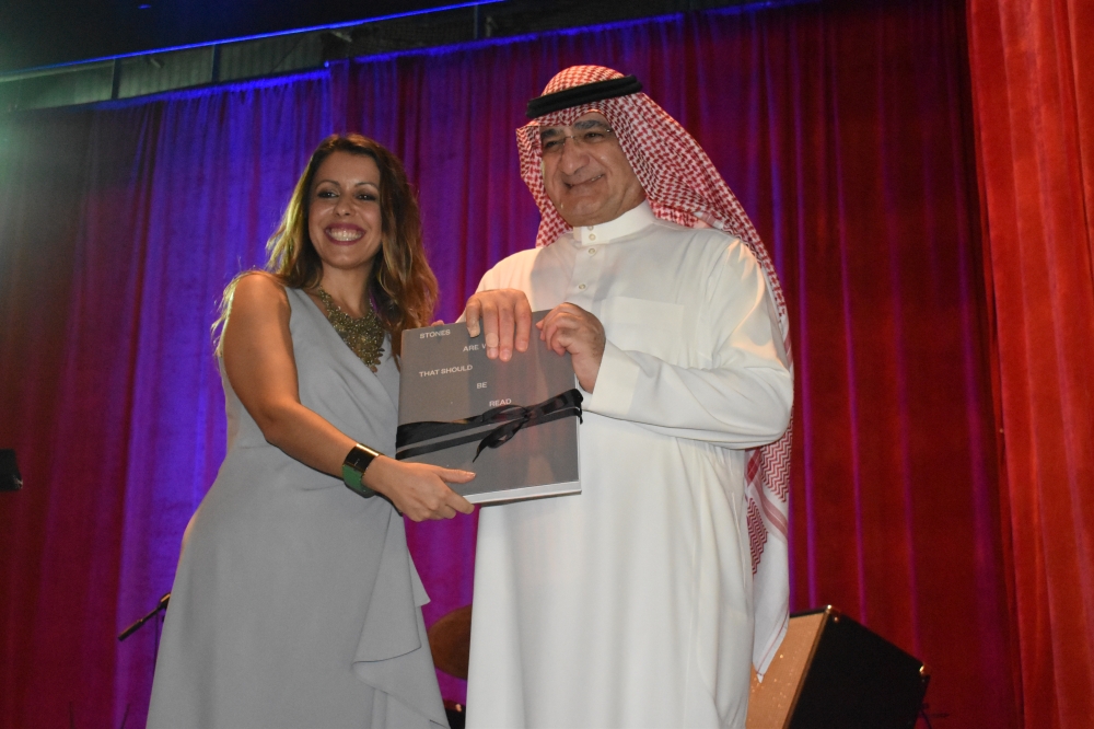 


Italian Consul General Elisabetta Martini gives a farewell gift to Saleh Ali Al-Turki, mayor of Jeddah. — SG photo by Abdulaziz Hammad