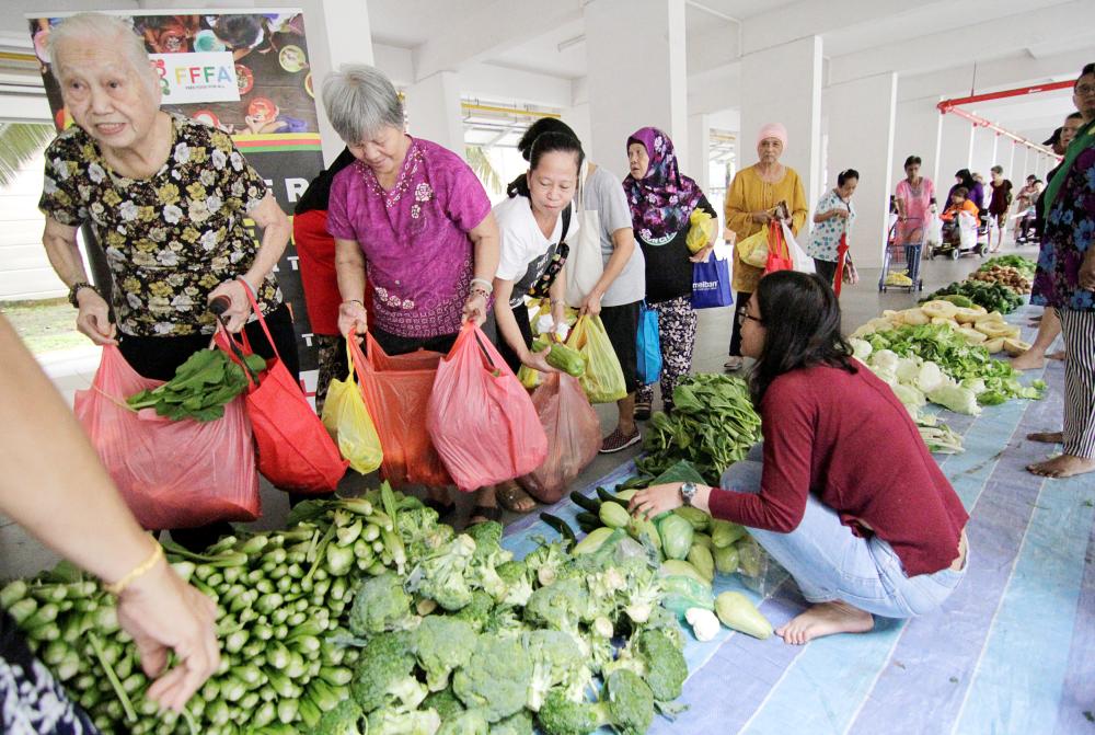 Produce, which was rejected by suppliers at Pasir Panjang Wholesale Center and given to a food rescue group started by freegans, is distributed for free to residents by the charity Free Food For All, in Singapore. — Reuters