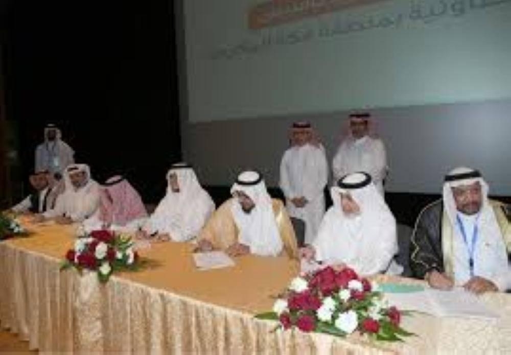 


The volunteers during the contract signing ceremony for the establishment of new cooperative societies at King Abdulaziz University in Jeddah.
