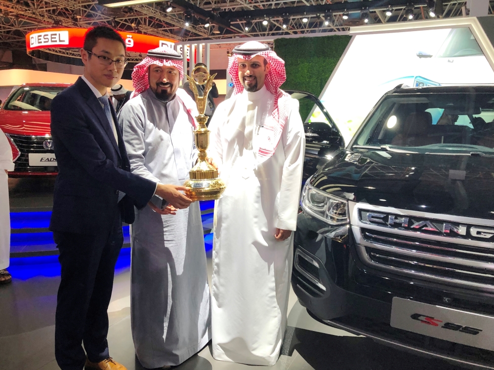 Mohammed bin Ali Almajdouie (right), MD of Almajdouie Motors Company – Changan, receives the trophy from Bakur Azher 
