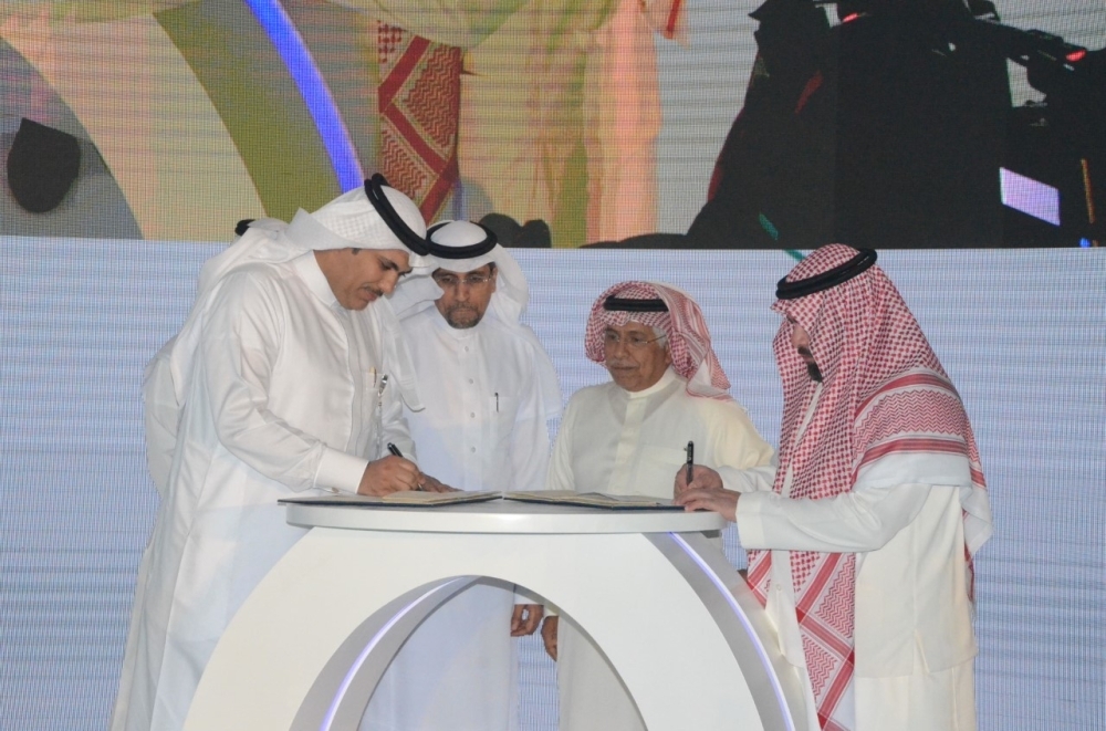 Nawaf bin Faiz Al-Sharif, CEO of Al-Sharif Group Holding and NPA Executive Director Ahmed S. Al-Essa sign the agreement