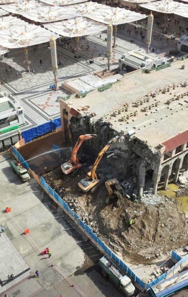 


Demolition of buildings on the western side of the Prophet's Mosque has been completed to make room for the expansion of the piazza.