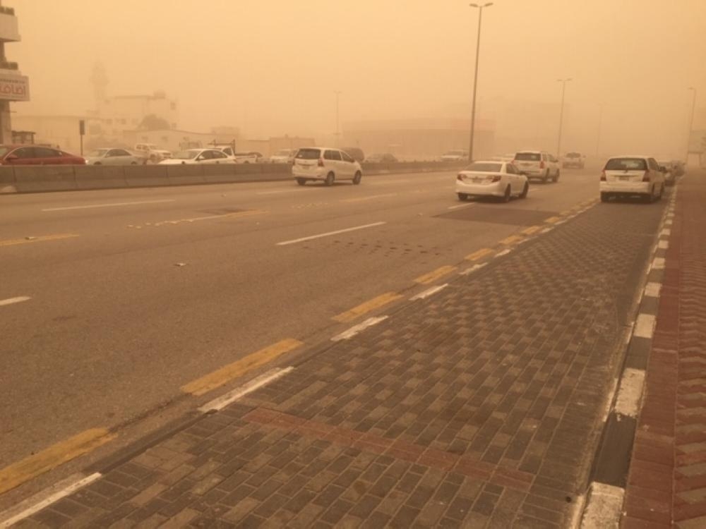 Motorists on King Fahd Road connecting Dammam with Khobar and leading to the King Fahd International Airport braving thick dust that enveloped the whole region Thursday morning. — Saudi Gazette photo