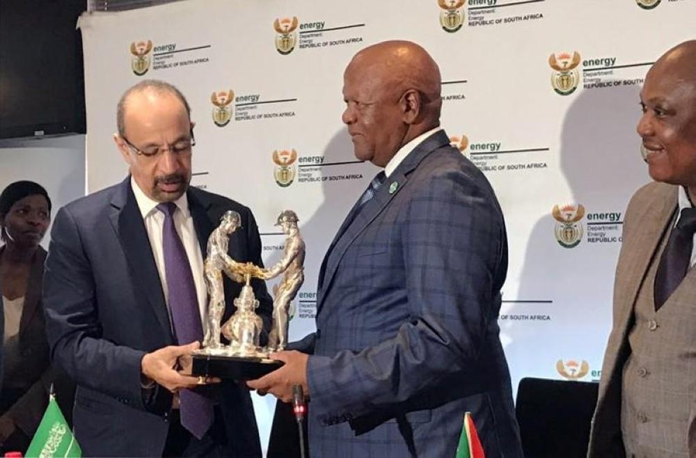 Minister of Energy, Industry and Mineral Resources Khalid Al-Falih exchanges gifts with his counterpart, South Africa's Energy Minister Jeff Radebe, during their bilateral meeting in Pretoria. — Reuters