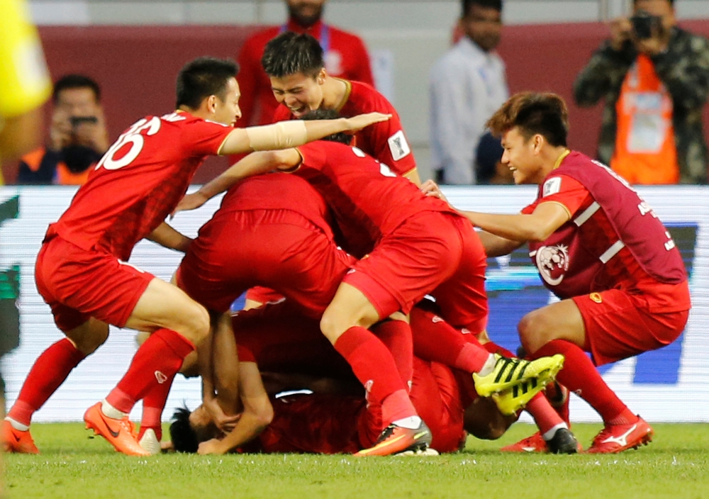 


Vietnam’s players celebrate victory over Jordan at the AFC Asian Cup at Al-Maktoum Stadium in Dubai Sunday. — Reuters