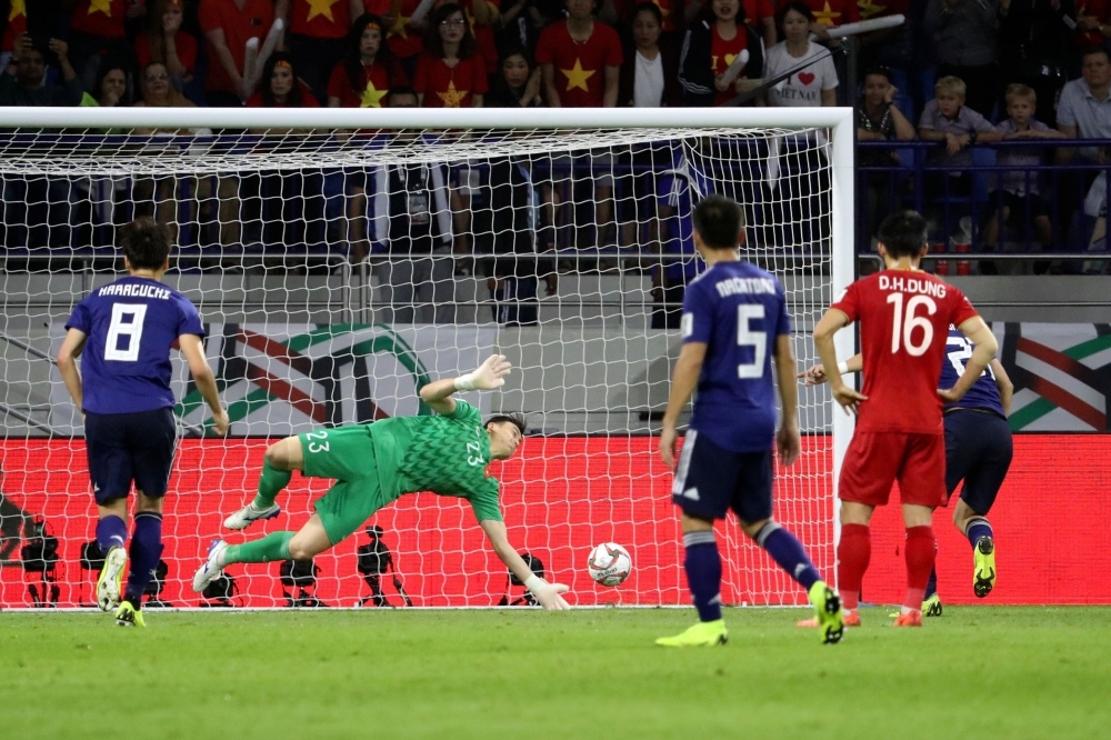 Japan's midfielder Ritsu Doan (R) shoots to score a penalty during the 2019 AFC Asian Cup quarterfinal football match between Vietnam and Japan at the Al-Maktoum Stadium in Dubai on Thursday. — AFP