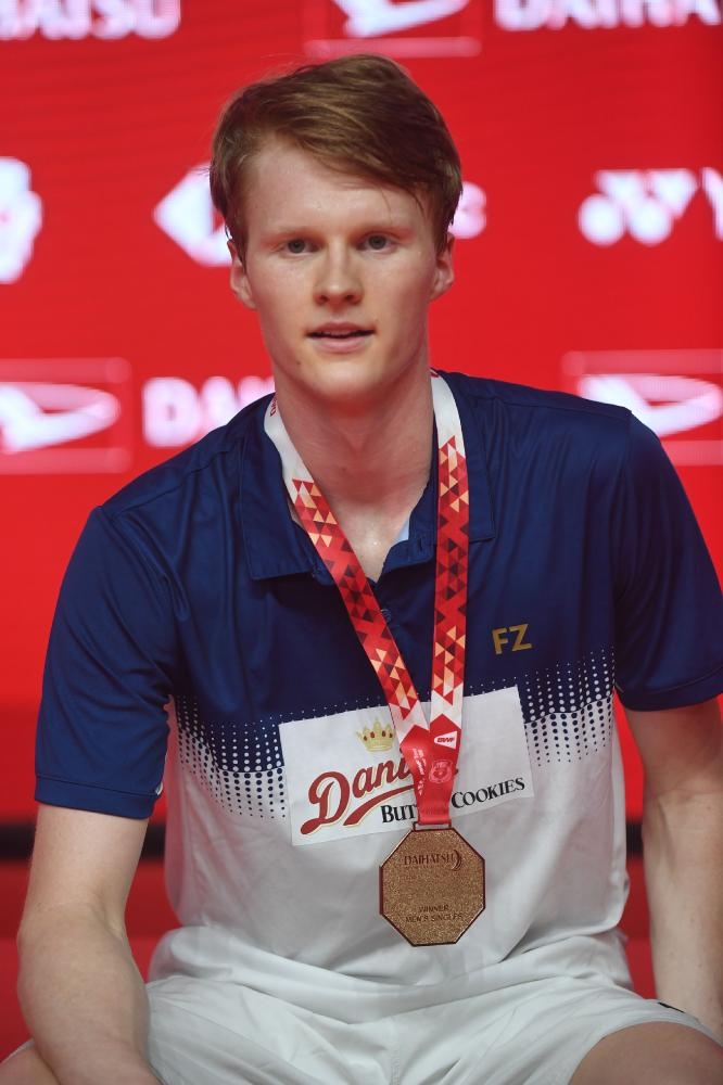 Anders Antonsen of Denmark poses with winner’s medal at the 2019 Daihatsu Indonesia Masters Badminton Tournament in Jakarta Sunday. — AFP 