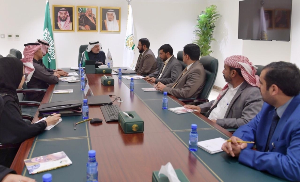 


Dr. Abdullah Al-Rabeeah and Saadah Governor Hadi Tarshan hold talks in Riyadh.