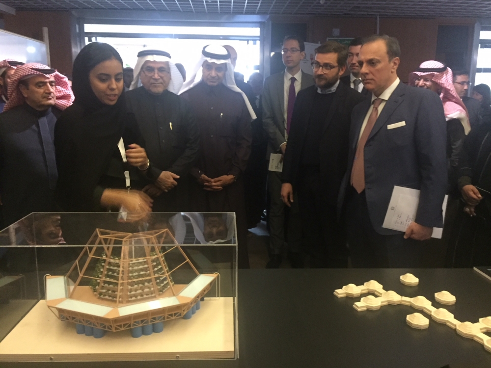 


Officials tour the Trame d’Acqua (The Shapes of Water) exhibition after its official launch at the Italian Embassy in Riyadh.