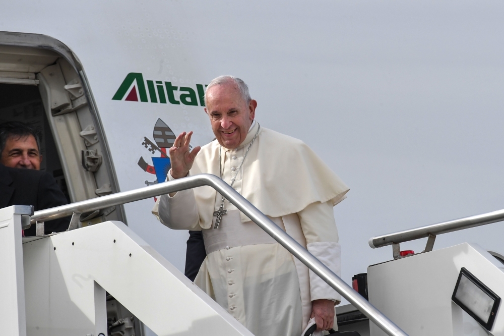 Pope Francis (C-L) is welcomed by Abu Dhabi's Crown Prince Sheikh Mohammed bin Zayed Al-Nahyan (C-R) upon his arrival at Abu Dhabi International Airport in the UAE capital on Sunday. —AFP