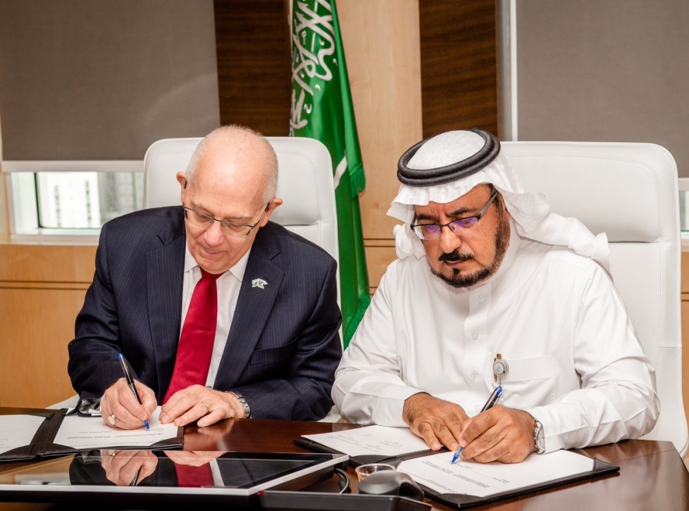 


KAPSARC President Adam Sieminski and ECRA Governor Dr. Abdullah M. Al-Shehri sign the memorandum of understanding.