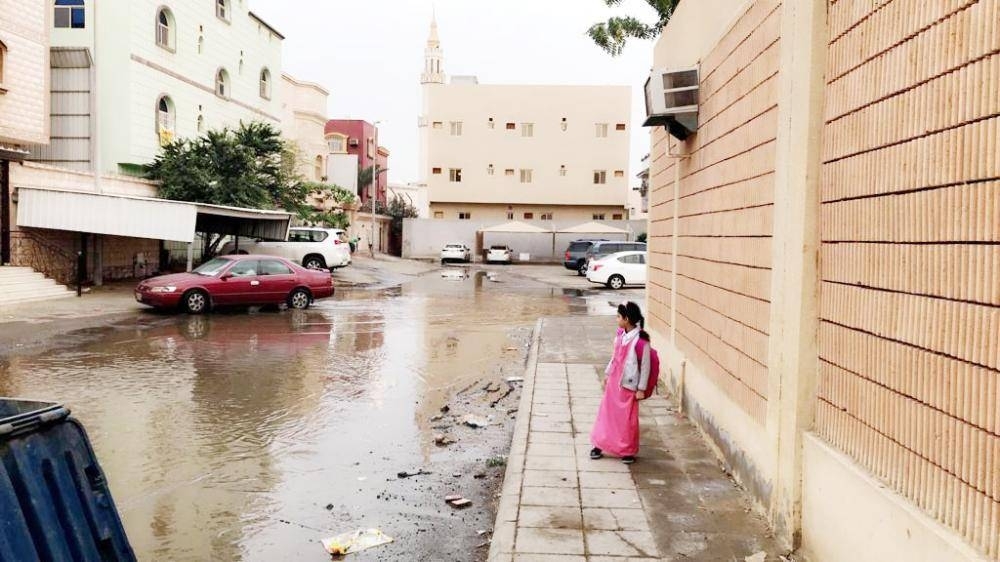 


The street around No. 197 Girls Primary School is inundated due to surfacing groundwater, according 
to parents.