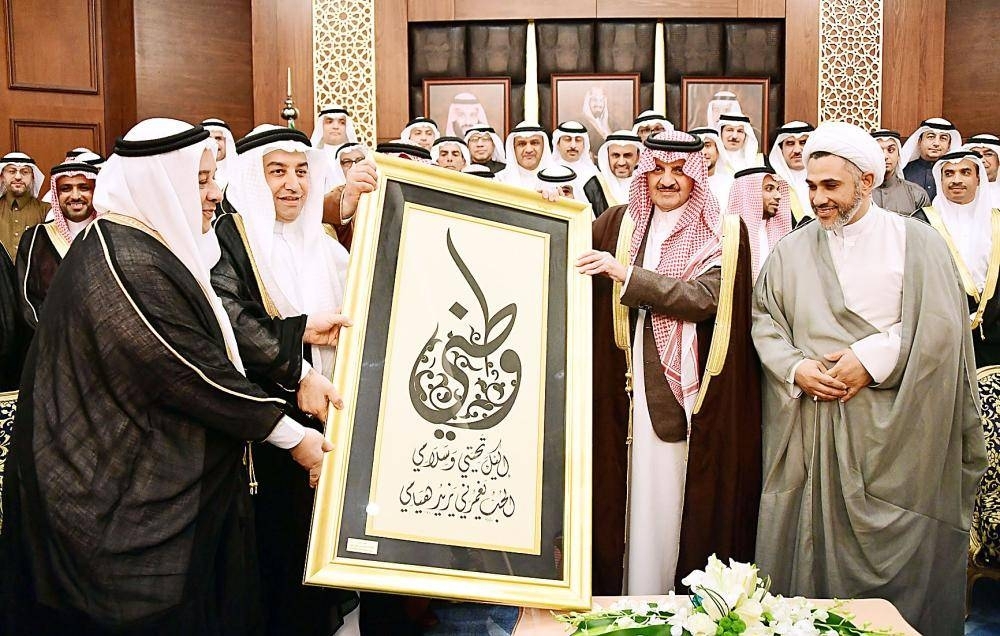 


Emir of the Eastern Province Prince Saud Bin Naif receives a representative delegation from Al-Awamiyah city in Qatif governorate during his weekly audience with the public. The delegation came to thank the prince for the newly implemented development projects in their city.