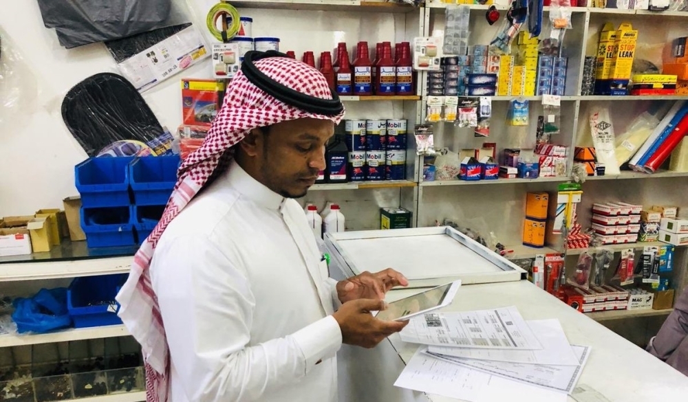 


A Labor Ministry inspects a car spare parts sales shop in Makkah.