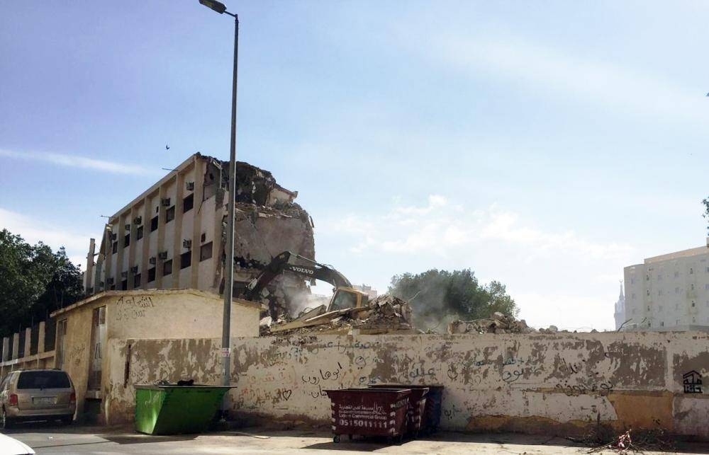 


Al-Zaher School in Makkah is being abolished after it was abandoned for more than 15 years. The school built in 1958 was considered one of the oldest in the holy city.