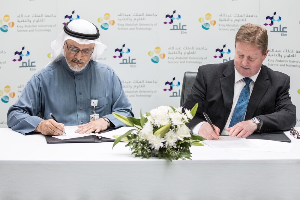 


Amer Bin Hashim Al-Qahtani of Elm and KAUST’s Dr. Kevin Cullen sign the collaboration agreement at the university in Thuwal.