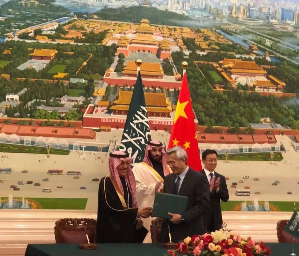 MoU signing between ACWA Power (left) and Mr. Wang Yanzhi, CEO of the Silk Road Fund (right), in the presence of HRH Prince Mohammed Bin Salman and Han Zheng, Vice Premier of State