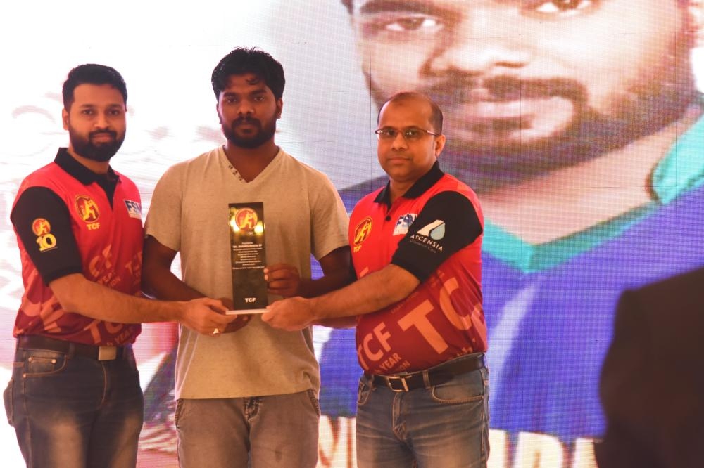 Shamsuddin Manjeri (C) receives a memento from Shahanad Oliyat (R) and Zafeel Backer.