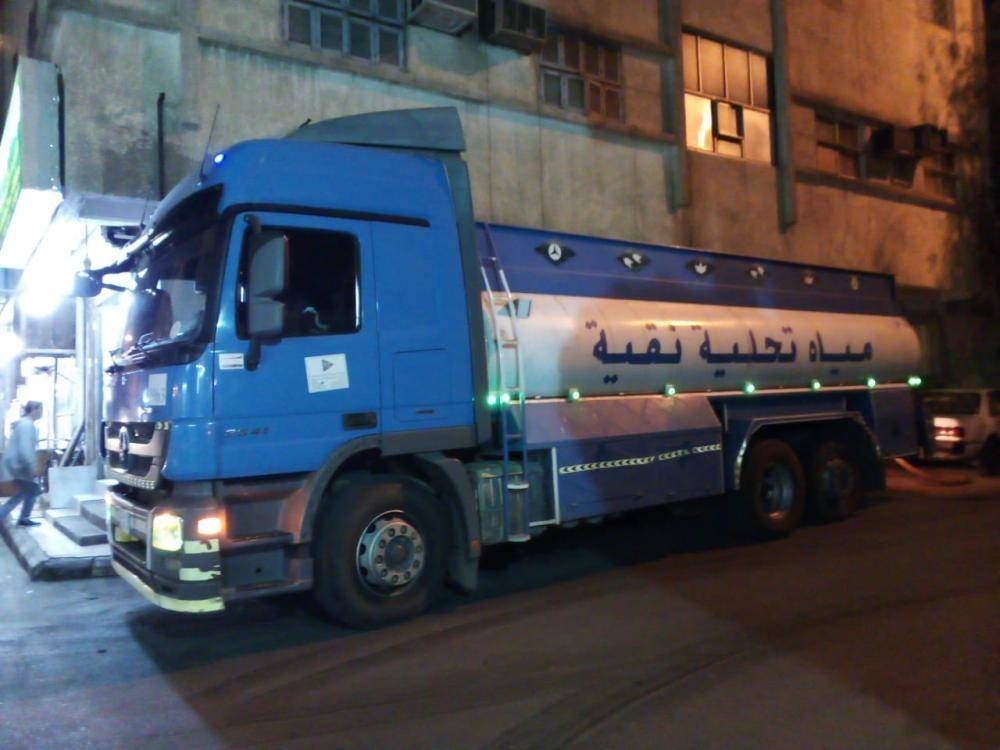 


Many people in Madinah were forced to buy truck water after the ministry decided to shut the water meters over unpaid bills.