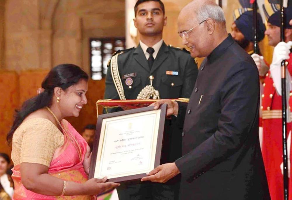 Indian President Ram Nath Kovind conferring the award to Manju, and  below, Prime Minister Narendra Modi meeting with awardees. 