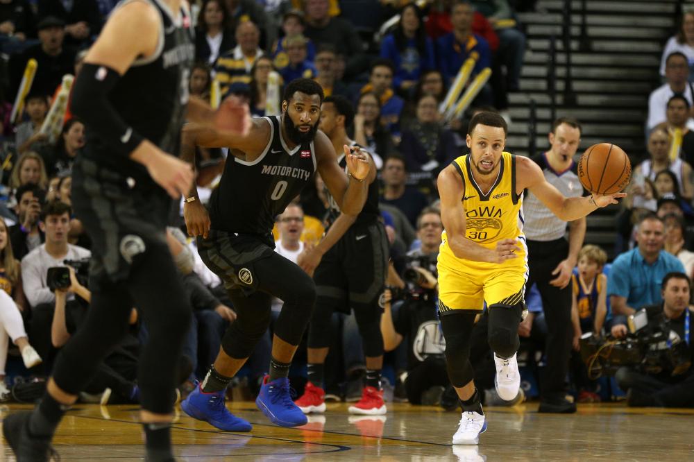 Golden State Warriors’ guard Stephen Curry dribbles the ball up the court against the Detroit Pistons during their NBA game at Oracle Arena in Oakland Sunday. — Reuters