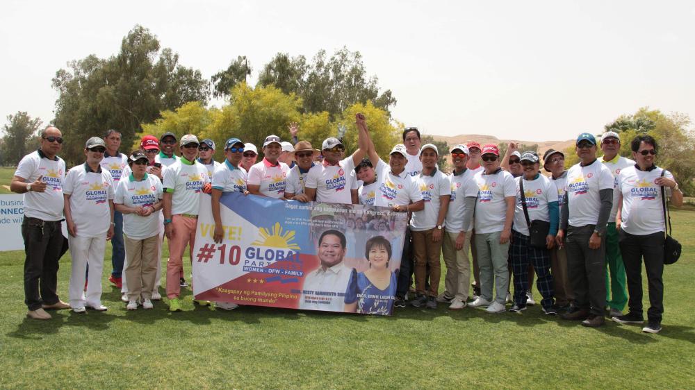 Players gather for a souvenir picture.