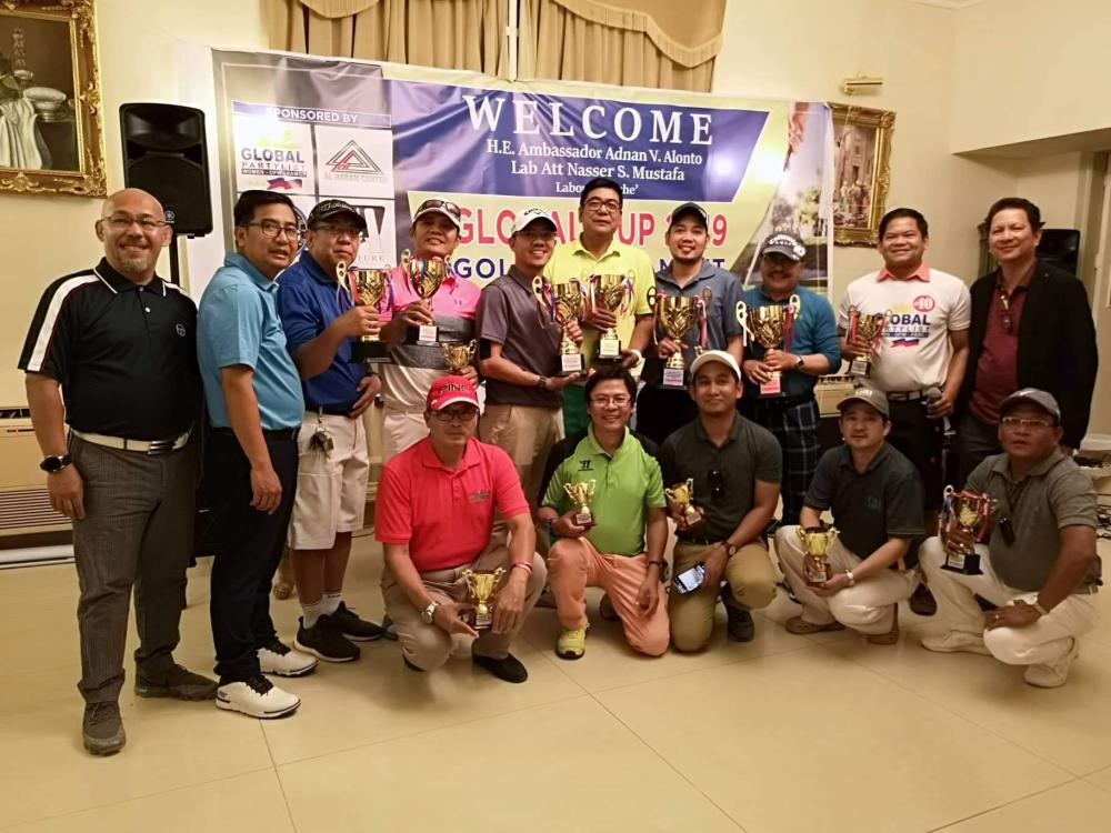 Players gather for a souvenir picture.