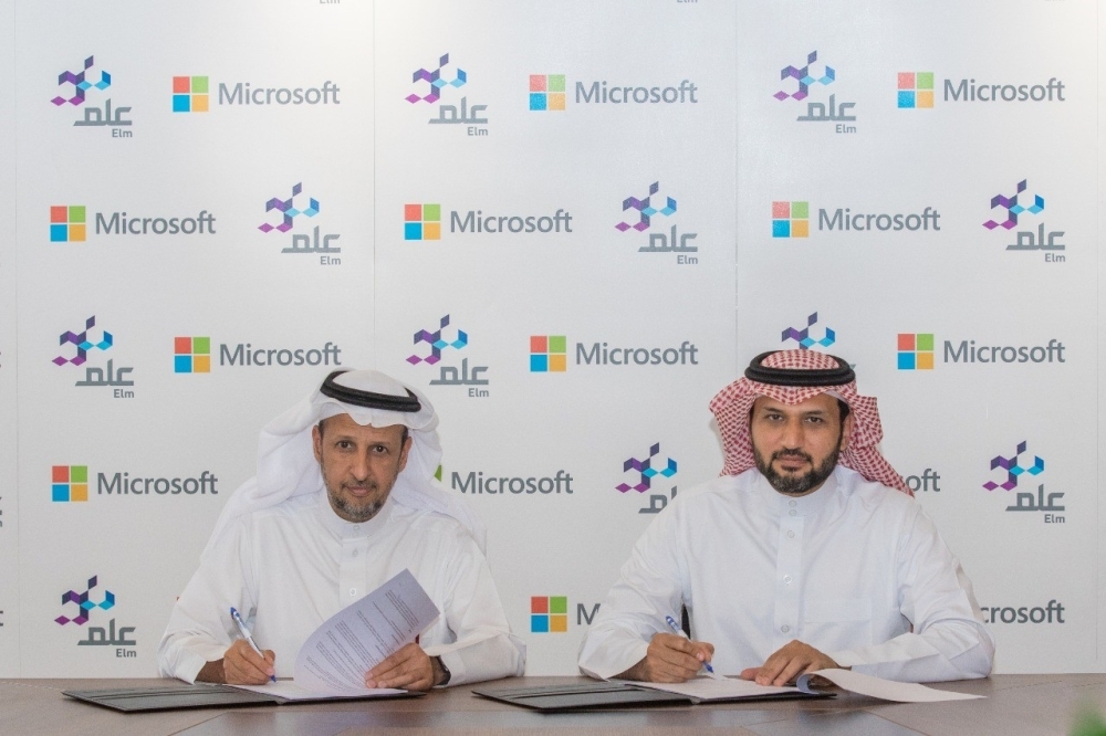 CEO of Elm Dr. Abdulrahman bin Saad Aljadhai,and  president of Microsoft Arabia Thamer bin Mohammed Alharbi sign the agreement