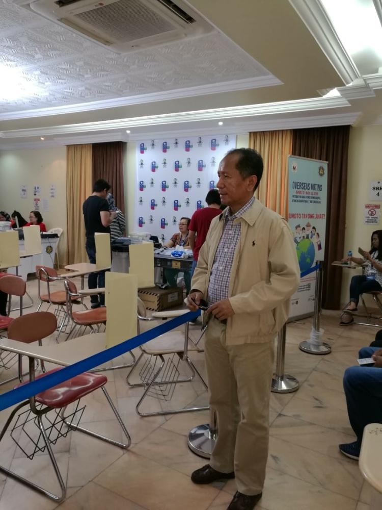 Philippine Consul General Edgar B. Badajos overseeing poll arrangements at consulate premises on Saturday. — SG photo

